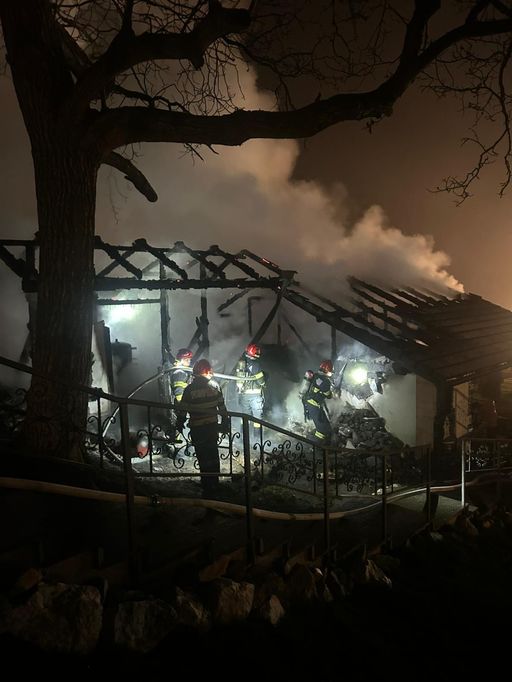 Patru incendii produse în ultimele ore în judeţul Mureş / Pompierii au reuşit să stingă flăcările fără a se înregistra victime


