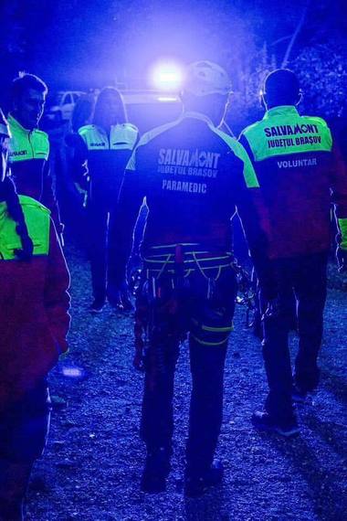 Persoana accidentată în Munţii Făgăraş, un bărbat care este conştient, dar nu se poate deplasa / A fost găsit într-o zonă extrem de greu accesibilă, iar intervenţia elicopterului nu este posibilă

