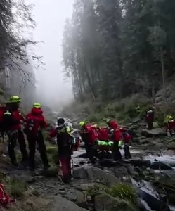 Bărbatul accidentat în Munţii Făgăraş, predat echipajului SMURD după o intervenţie care a durat 16 ore şi s-a desfăşurat în condiţii foarte dificile - VIDEO