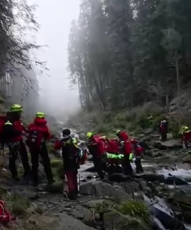 Bărbatul accidentat în Munţii Făgăraş, predat echipajului SMURD după o intervenţie care a durat 16 ore şi s-a desfăşurat în condiţii foarte dificile - VIDEO
