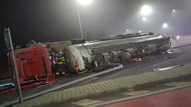 UPDATE - Cisternă încărcată cu apă amoniacală, răsturnată pe DN 5 Bucureşti – Giurgiu. În urma incidentului s-au produs scurgeri de apă amoniacală/ Traficul, blocat pe ambele sensuri