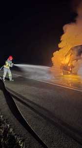 Arad: Intervenţie pentru stingerea unui incendiu izbucnit la un microbuz de marfă/ Două persoane au ieşit singure din autovehicul