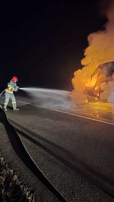 Arad: Intervenţie pentru stingerea unui incendiu izbucnit la un microbuz de marfă/ Două persoane au ieşit singure din autovehicul