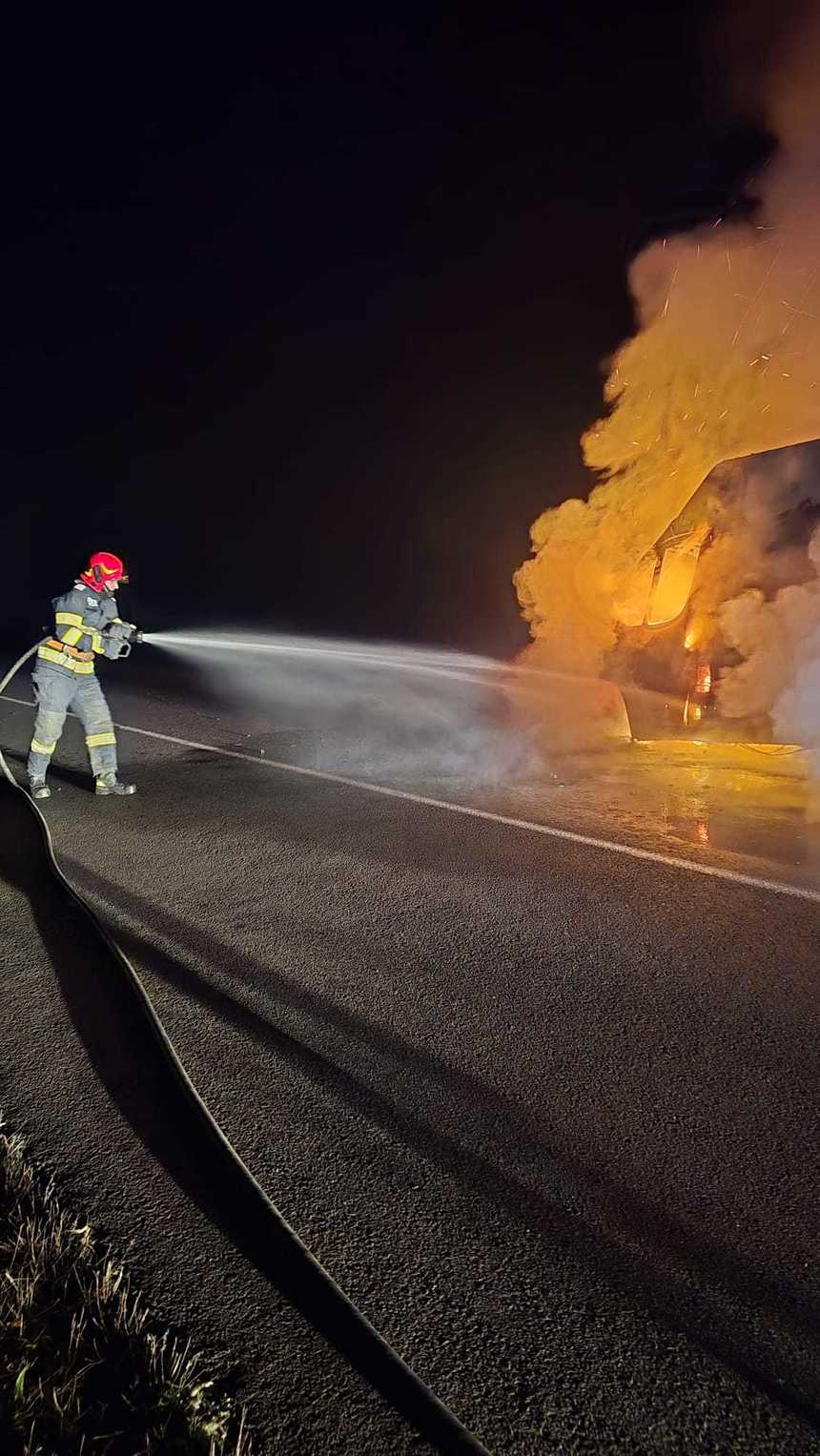 Arad: Intervenţie pentru stingerea unui incendiu izbucnit la un microbuz de marfă/ Două persoane au ieşit singure din autovehicul