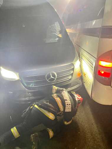 Botoşani - Accident în care au fost implicate un autocar cu 40 de elevi şi un microbuz - FOTO