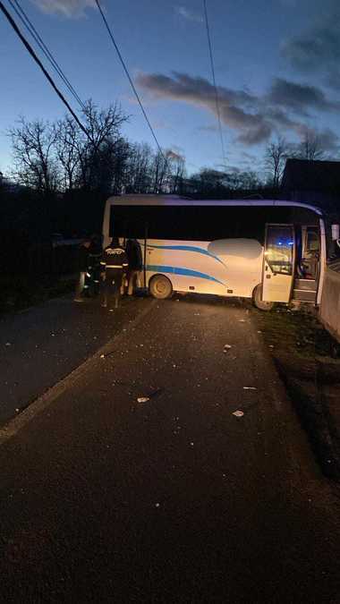 Neamţ: Un autobuz în care se aflau şase persoane a lovit un stâlp de electricitate şi gardul unei gospodării - FOTO
