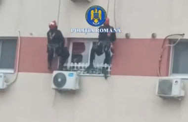 Intervenţie spectaculoasă a poliţiştilor bucureşteni pentru salvarea unei femei care se baricadase în locuinţă, din cauza unor probleme personale VIDEO