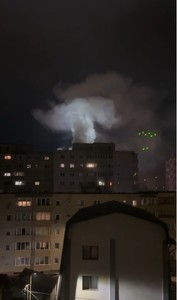 Incendiu într-un apartament situat la etajul al optulea al unui bloc din Braşov/ Un bărbat, transportat la spital cu arsuri pe faţă şi pe membre - VIDEO