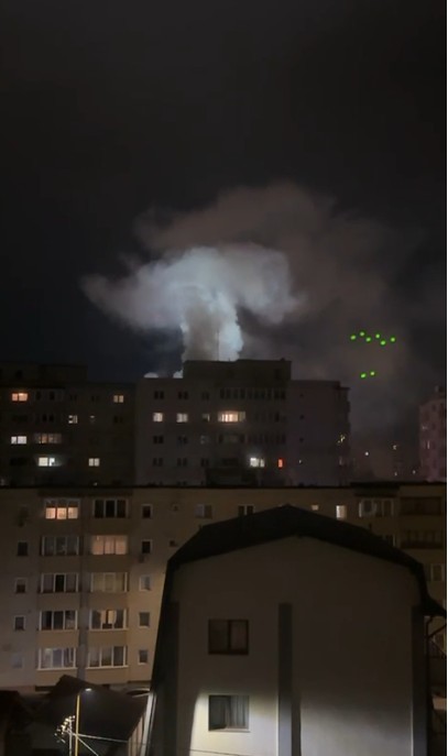 Incendiu într-un apartament situat la etajul al optulea al unui bloc din Braşov/ Un bărbat, transportat la spital cu arsuri pe faţă şi pe membre - VIDEO