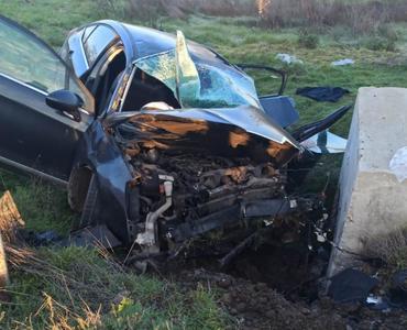 UPDATE - Constanţa: Şase persoane au fost rănite după ce maşina în care se aflau a intrat într-un cap de pod / Anterior, şoferul a refuzat să oprească la semnalele poliţiştilor de frontieră / Maşina, înmatriculată în Bulgaria - FOTO