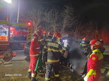 O tânără de 25 de ani a murit şi doi bărbaţi au fost răniţi, îântr-un accident produs în judeţul Bacău - FOTO