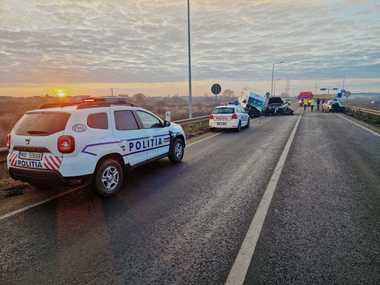 Accident în care au fost implicate trei maşini, pe centura Timişoarei. Patru persoane au fost rănite - FOTO