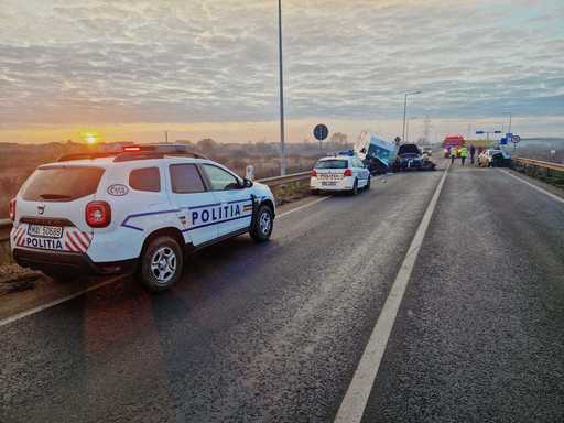 Accident în care au fost implicate trei maşini, pe centura Timişoarei. Patru persoane au fost rănite - FOTO
