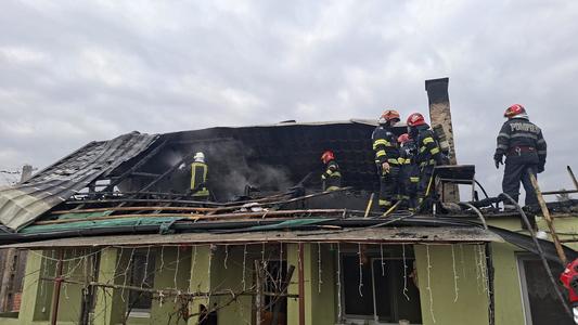 Cluj: Bărbat cu arsuri, la spital, în urma unui incendiu care i-a cuprins locuinţa. Focul a pornit de o afumătoare
