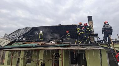 Cluj: Bărbat cu arsuri, la spital, în urma unui incendiu care i-a cuprins locuinţa. Focul a pornit de o afumătoare