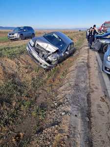 Accident în care au fost implicate 7 autoturisme şi 17 persoane, produs în judeţul Covasna. Cinci victime au fost duse la spital - FOTO
