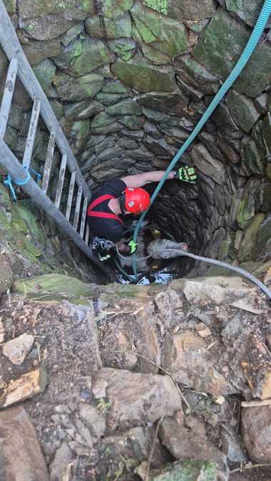 Caraş-Severin: Intervenţie timp de trei ore a pompierilor, pentru salvarea unei bovine căzute într-un puţ / Pentru ca animalul să nu intre în hipotermie, salvatorii au scos apa cu motopompa