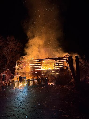 Bistriţa Năsăud: Doi vârstnici, surprinşi de un incendiu într-o locuinţă. Bărbatul a reuşit să se salveze, însă este rănit, femeia a murit - FOTO