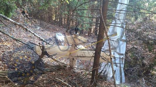 UPDATE - Dronă care are ataşată o paraşută, găsită într-o pădure din judeţul Argeş. Autorităţile fac verificări pentru a stabili cum a ajuns aparatul de zbor acolo - FOTO
