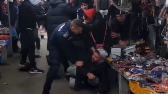 Scandal filmat într-o piaţă din Timişoara. Comercianţii acuză un jandarm de violenţă, Gruparea Mobilă de Jandarmi transmite că un bărbat a devenit violent, în timpul unui control
