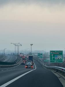 Coadă de maşini pe o lungime de 11 kilometri, la coborârea de pe autostrada A1, între Timiş şi Hunedoara, acolo unde lipseşte o bucată de autostradă / Rute alternative - VIDEO
