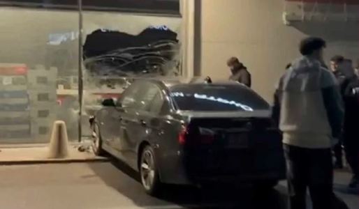 Timiş: Un şofer care făcea drifturi într-o parcare din Lugoj a intrat cu maşina în vitrina unui magazin
