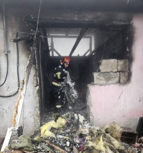 UPDATE - Hunedoara: Un băiat de 5 luni a suferit arsuri, după ce locuinţa sa a fost cuprinsă de un incendiu/ Bebeluşul, transferat la Spitalul ”Grigore Alexandrescu” Bucureşti