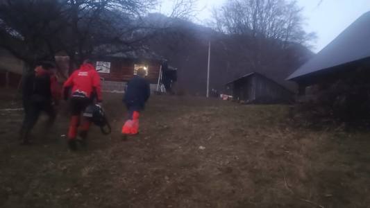 Intervenţie a salvamontiştilor în zona greu accesbilă din Vişeul de Jos, unde o femeie acuza probleme medicale

