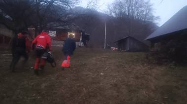 Intervenţie a salvamontiştilor în zona greu accesbilă din Vişeul de Jos, unde o femeie acuza probleme medicale