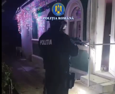 Cinci tone de articole pirotehnice au fost descoperite de către poliţişti în urma unor percheziţii făcute la locuinţele a două persoane din Bucureşti şi din judeţul Călăraşi - VIDEO