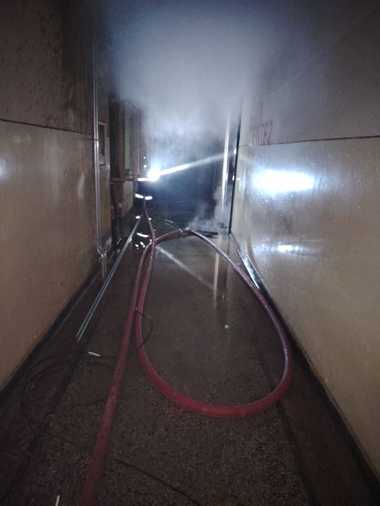 Incendiu într-o primărie din judeţul Caraş-Severin / 10 muncitori, cazaţi temporar în clădire şi care desfăşurau lucrări de renovare, au fost evacuaţi în siguranţă