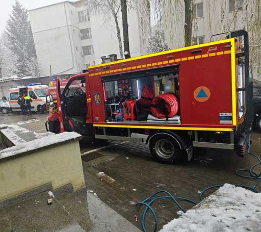 Incendiu într-un bloc din municipiul Botoşani. Nouă persoane, evacuate preventiv / Cauza probabilă a incendiului, o acţiune intenţionată
