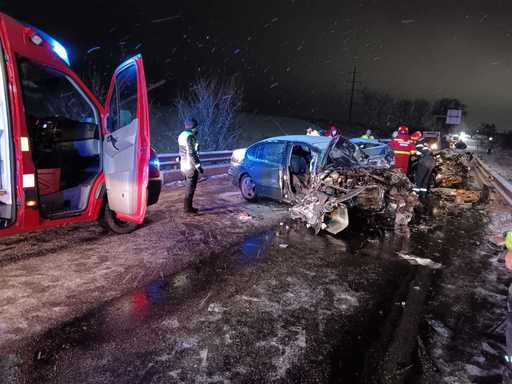 UPDATE - Accident cu patru persoane implicate în Rădăuţi / Trei persoane au fost încarcerate, iar una dintre ele a murit / Trei paienţi, transportaţi la spital - FOTO