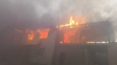 Puternic incendiu într-o localitate din Bistriţa-Năsăud – Focul a pornit de la o locuinţă şi s-a extins la alta / O persoană a suferit atac de panică – FOTO