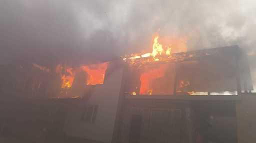 Puternic incendiu într-o localitate din Bistriţa-Năsăud – Focul a pornit de la o locuinţă şi s-a extins la alta / O persoană a suferit atac de panică – FOTO