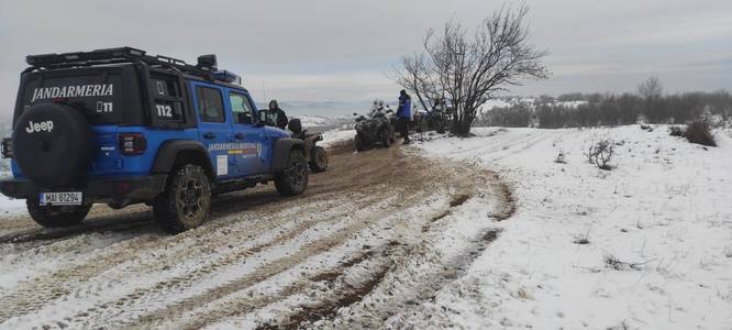Bărbat de 72 de ani, rătăcit în zona montană din judeţul Buzău / A plecat de la o stână şi nu a mai ştiut să revină, din cauza vremii / O femeie a sunat la 112, după ce l-a găsit desculţ în zăpadă - VIDEO