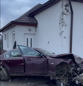 Accident rutier grav într-un sat din judeţul Satu Mare/ Şoferul unui BMW a pierdut controlul volanului şi a intrat cu maşina într-o casă, pe care a avariat-o serios/ Maşina a lovit chiar peretele unde este amplasat un dormitor al locuinţei - VIDEO