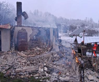 O casă dintr-un sat din judeţul Vâlcea a ars în întregime în prima zi de Crăciun/ Pompierii au găsit, printre resturi arse, „părţi şi ţesuturi posibil umane”/ Vecinii spun că în imobil locuia o persoană în vârstă