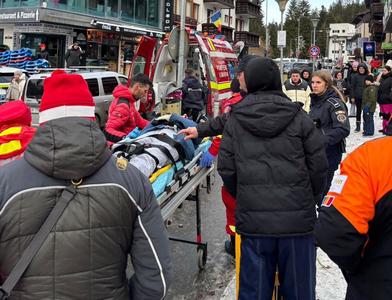 Accident grav pe pârtie, la Predeal. O femeie care se dădea cu sania a leşinat, după ce a fost lovită de o altă sanie