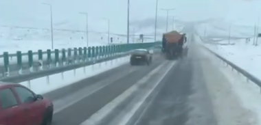 Avertisment al drumarilor: Nu depăşiţi utilajele de deszăpezire şi nu circulaţi în imediata apropiere a acestora / Pericolele la care se expun şoferii – VIDEO