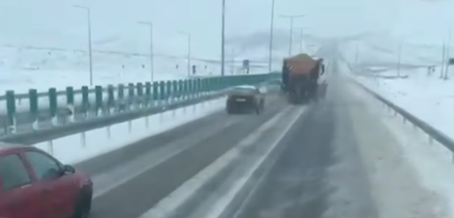 Avertisment al drumarilor: Nu depăşiţi utilajele de deszăpezire şi nu circulaţi în imediata apropiere a acestora / Pericolele la care se expun şoferii – VIDEO

