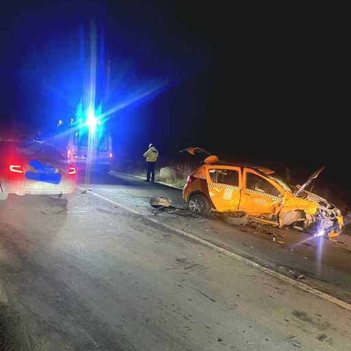 UPDATE - Trei persoane, între care o tânără însărcinată, au fost rănite într-un accident la ieşirea din municipiul Sibiu / Au fost implicate două vehicule / Şoferul care a provocat accidentul şi pasagerul său au fugit