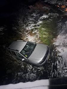 O maşină în care se aflau şase persoane a căzut de pe un pod în afara unui drum forestier din judeţul Argeş / Toate cele şase persoane sunt conştiente

