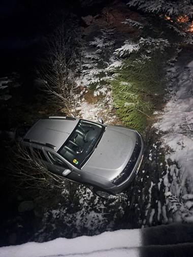 O maşină în care se aflau şase persoane a căzut de pe un pod în afara unui drum forestier din judeţul Argeş / Toate cele şase persoane sunt conştiente