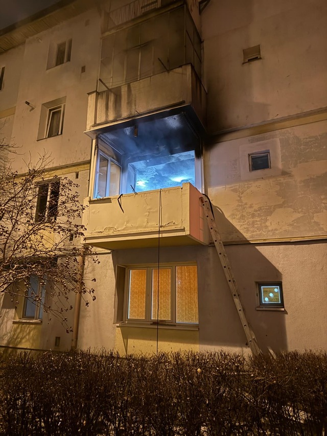 Explozie într-un bloc din Oneşti – Două persoane au suferit arsuri / Structura de rezistenţă a imobilului nu a fost afectată