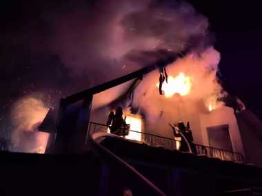 Botoşani - Casă distrusă complet de incendiu, cauza probabilă fiind un coş de fum neizolat/ Proprietarul a suferit un atac de panică - FOTO