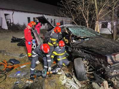 Bistriţa-Năsăud: Accident rutier grav la Prundu Bârgăului. Doi tineri au murit după ce maşinile în care se aflau s-au ciocnit frontal - VIDEO