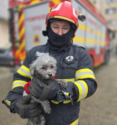 Zeci de locatari ai unui bloc din municipiul Giurgiu, evacuaţi din cauza unui incendiu