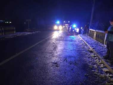 O maşină care circula cu viteză excesivă pe DN 67B, în judeţul Vâlcea, a distrus 14 metri liniari dintr-un parapet al unui pod şi a ajuns în râu / Două persoane au fost rănite - FOTO