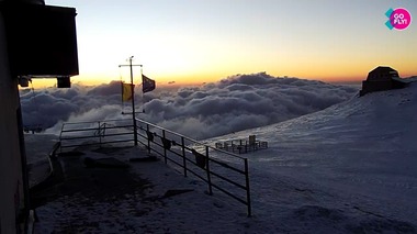 Noi episoade de vijelie pe Valea Prahovei. În staţiunile Sinaia şi Buşteni au căzut copaci. Instalaţiile de transport pe cablu sunt oprite - FOTO